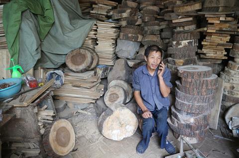 1536540970621592.jpg 5、图为黄河滩区高台民居佟家村的村民运用互联网手段销售自己的砧板  吴思强摄_副本.jpg