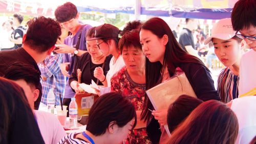 山东艺术学院新生报到，校园颜值顿时飙升  2