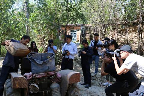 1536540878188471.jpg 3、图为山艺黄河滩迁建创作组正在进行拍摄创作  仪首歌摄_副本.jpg