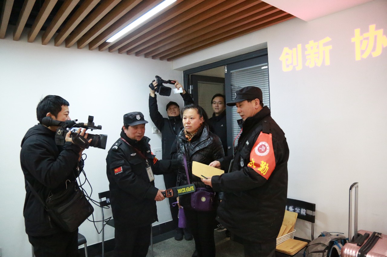 3进入抽题现场的人员接受安检并上交通讯设备.jpg 3进入抽题现场的人员接受安检并上交通讯设备.jpg