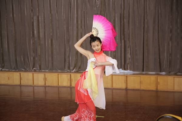 寒冷的教室里，考生穿着薄如蝉翼的服装，翩翩起舞。