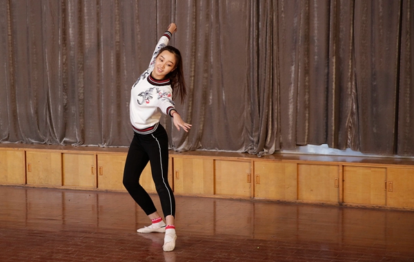 戚迪在伴奏出现问题的情况下，坚持完成了形体考试。