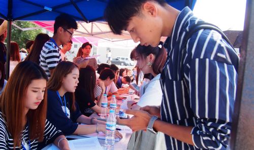 山东艺术学院新生报到，校园颜值顿时飙升  4