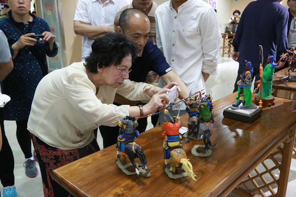 面也能做鲜花？看看山东艺术学院举办的非遗成果展吧