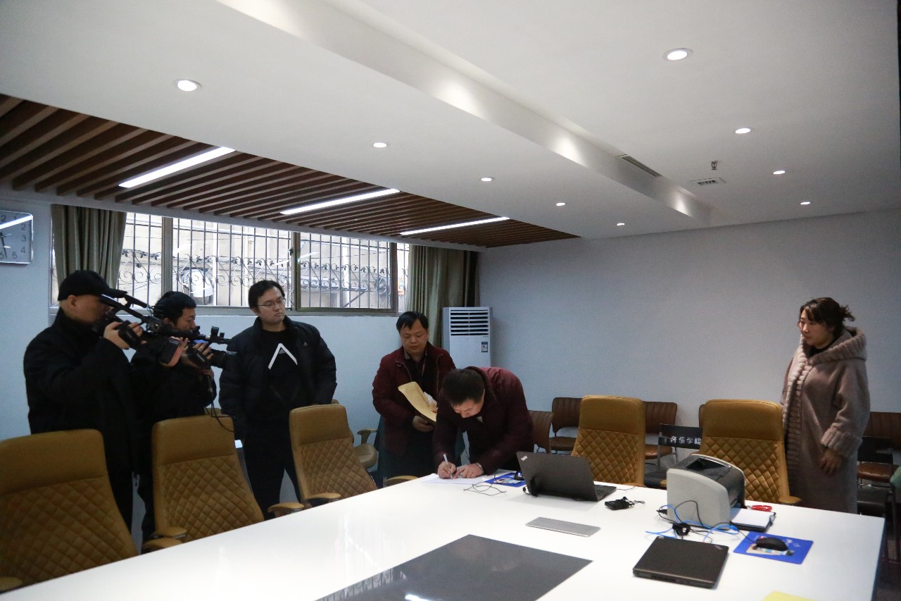 参与抽题的考生家长在试题流转单上签字.jpg 参与抽题的考生家长在试题流转单上签字.jpg