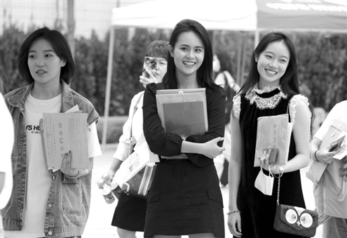 昨日在山东艺术学院,两千多名新生到校报到。无论是新同学,还是在校的师哥师姐,校园里充满着青春靓丽的气息。记者王晓峰摄