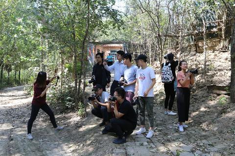 1536540636283801.jpg 2、山东艺术学院客座教授、人文地理摄影专业研究生导师吴思强和山东艺术学院传媒学院摄影艺术工作室导师 张博晨指导创作组的同学在高台民居前进行现场创作_副本.jpg