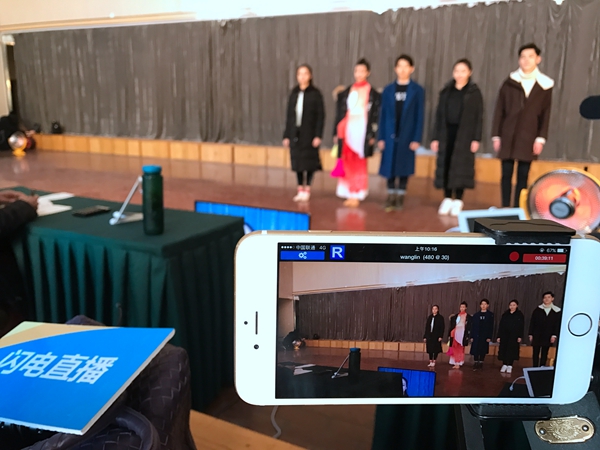 考生进入考场，形体考试进行中。