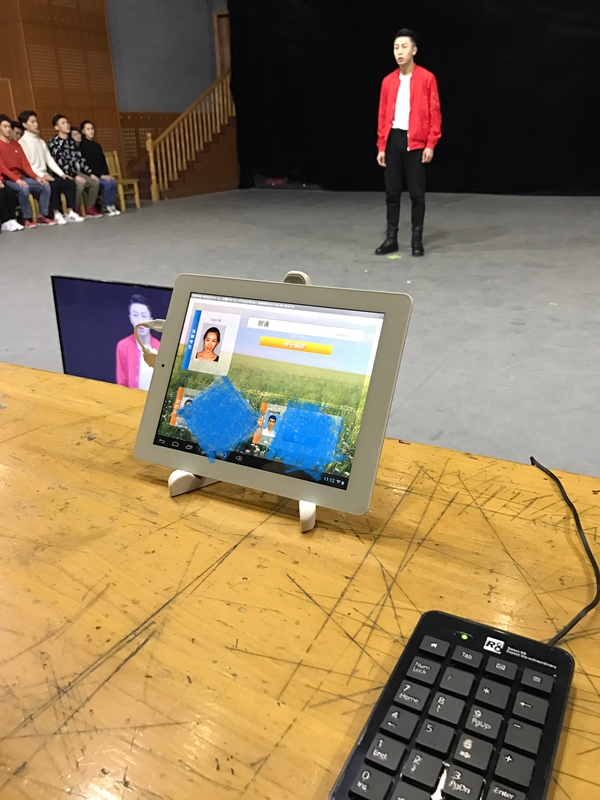 评委通过电子产品第一时间打分，分数直接输入招生办，环节减少，成绩更安全。